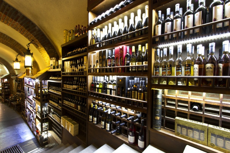 bar-CORRENS-min_world_street_travel_shop_canon_georgia_wine_bottles-429767